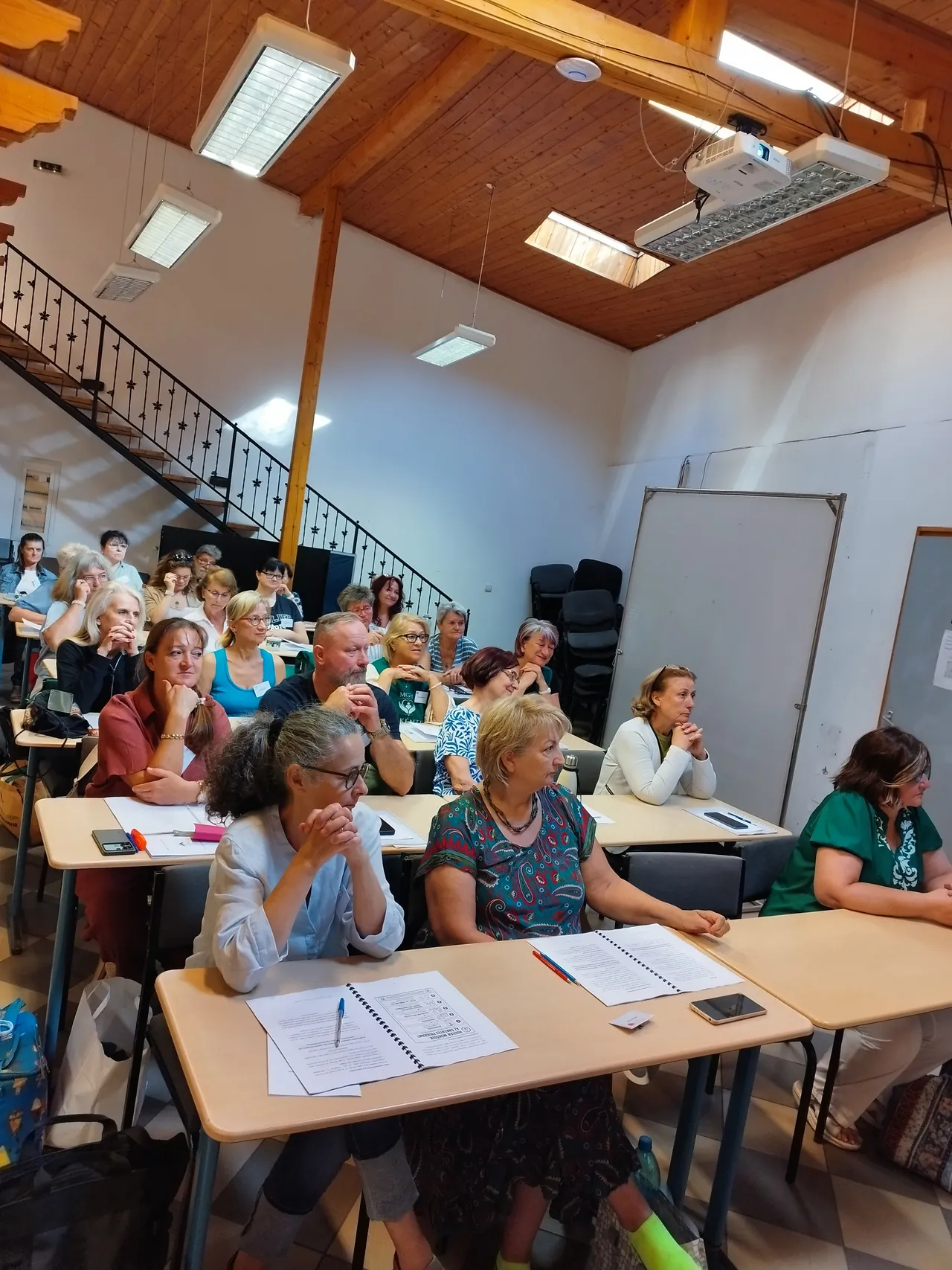 Az önkéntesek az előadást hallgatják a képzésen